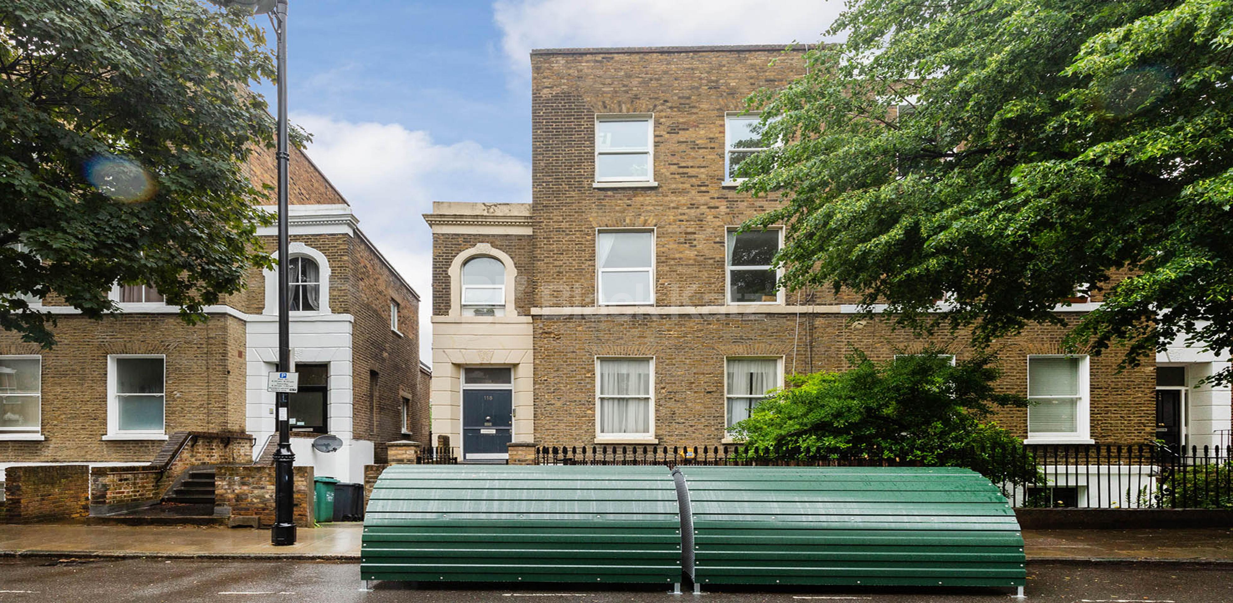 			2 Bedroom, 1 bath, 1 reception Apartment			 BUCKINGHAM ROAD, DE BEAUVOIR TOWN N1 N1